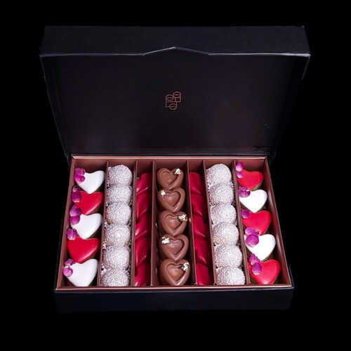 Coffret de pâtisseries et chocolat en forme de coeurs et bouches